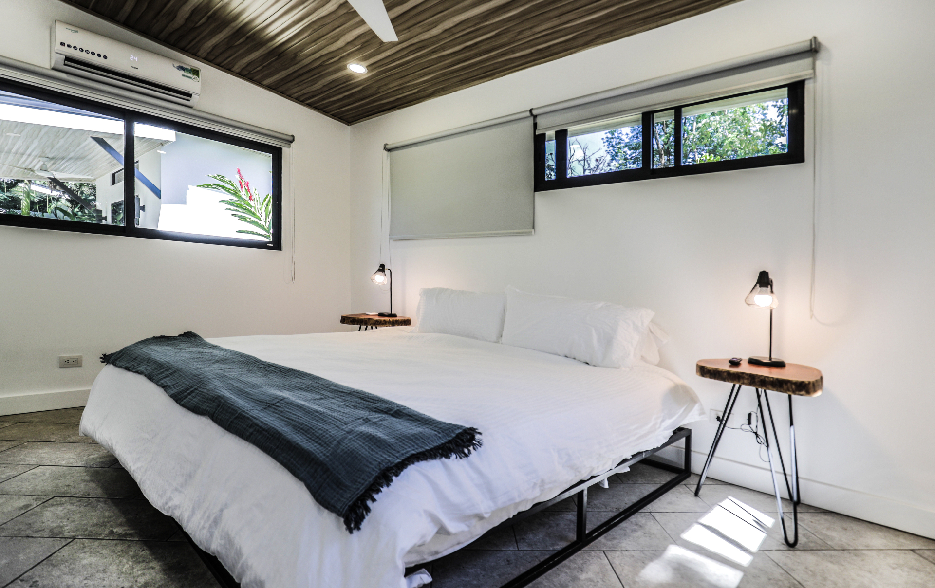 King bedroom with air conditioning, wood ceiling and live-edge nightstands in Unit 3 at The Retreat Uvita