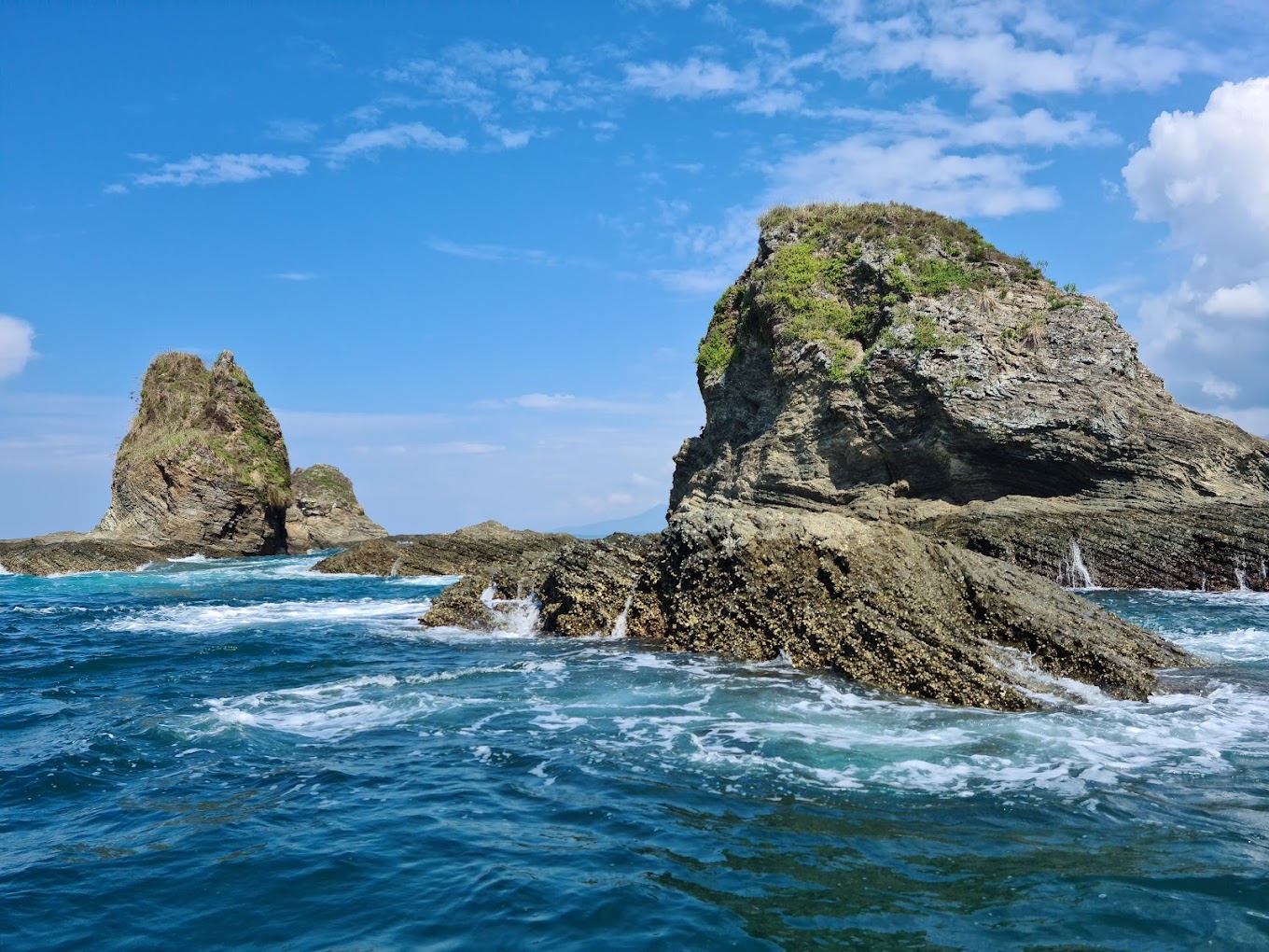 Rocky islets in the Pacific near Marino Ballena National Park